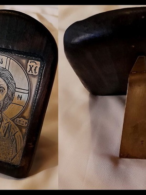 Ορθόδοξη επιτραπέζια εικόνα του Ιησού Χριστού με ανάγλυφο μεταλλικό κάλυμμα σε ξύλινη βάση