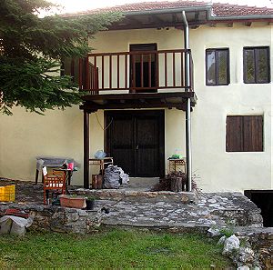 ΠΩΛΕΙΤΑΙ Πέτρινη διόροφη κατοικία στην Κουμαριά Βέροιας, 140 τμ και υπόγειο 30 τμ