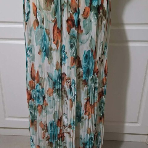 Pagani by Artemis midi chiffon skirt with pleated floral design, like new