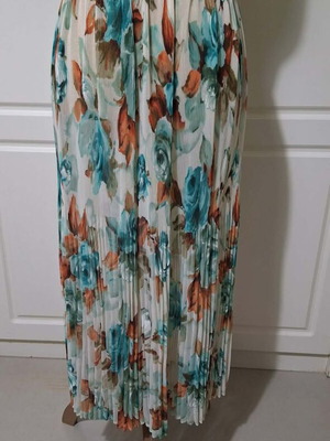 Pagani by Artemis midi chiffon skirt with pleated floral design, like new