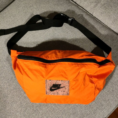 nike αντιανεμικό αδιάβροχο μπουφάν ανδρικό medium που γίνεται τσαντακι
