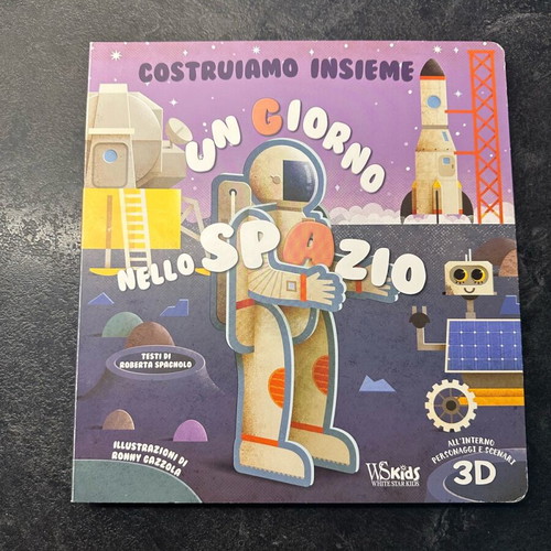 Children's book about space used, with 3D pieces in Italian