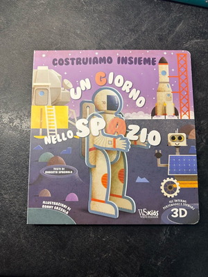 Children's book about space used, with 3D pieces in Italian