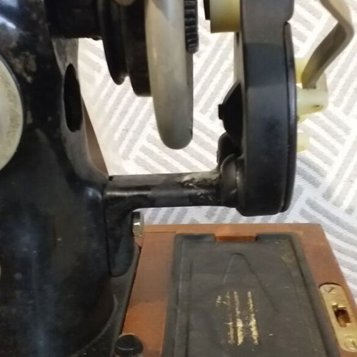 Pavlin sewing machine in excellent condition with wooden case