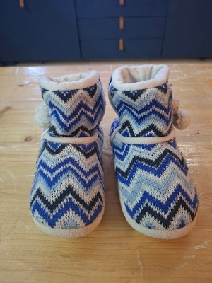 Blue winter house slippers like new, size 34-35