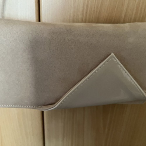 Nude bag with patent leather detail
