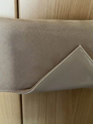 Nude bag with patent leather detail