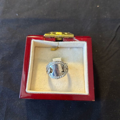 Silver 925 ring with white stones like new