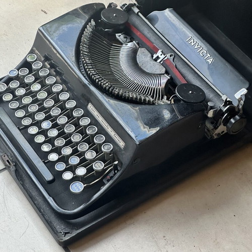 Invicta Torino 1938 typewriter used with Greek keyboard and case
