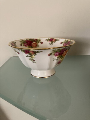Royal Albert Old Country Roses porcelain bowl with foot