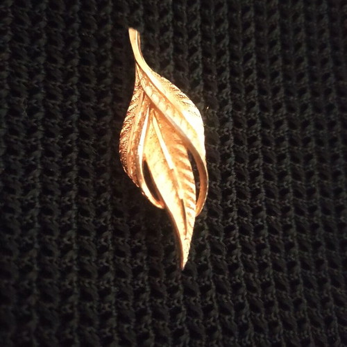 Vintage leaf-shaped brooch like new, gold tone