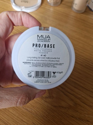 MUA pressed powder #140