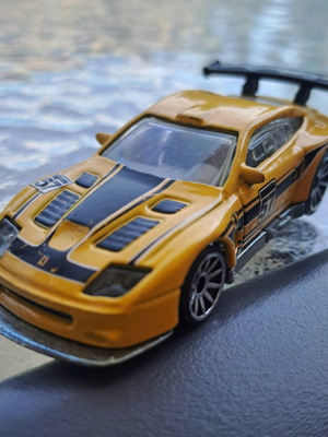 Hot Wheels Ferrari 575 GTC 2011 колекционерска количка, жълта с черни състезателни ивици