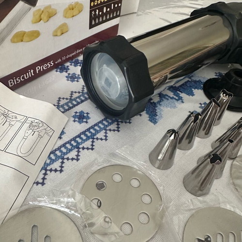 Biscuit press new with 10 shape discs and 8 decorating nozzles