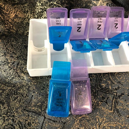 Weekly Pill Organizer like new, 14 compartments, dual-sided