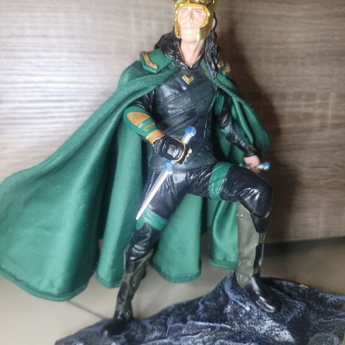 Marvel Thor: Ragnarok Loki gallery collectible PVC figure statue like new with minor horn damage
