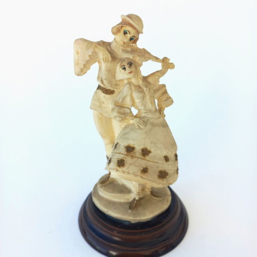 Vintage couple figurine like new resin with wooden base
