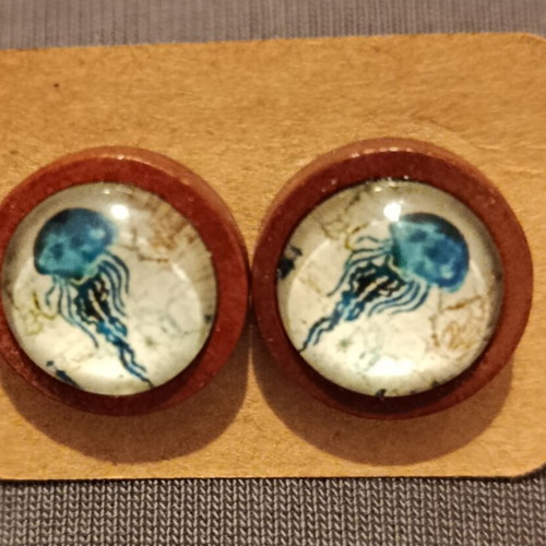 Wooden stud earrings like new, brown multicolor
