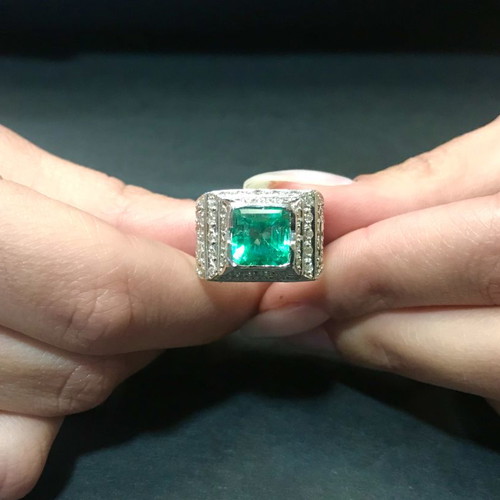 18k ring with emerald and brilliant diamonds, exclusive collection, new