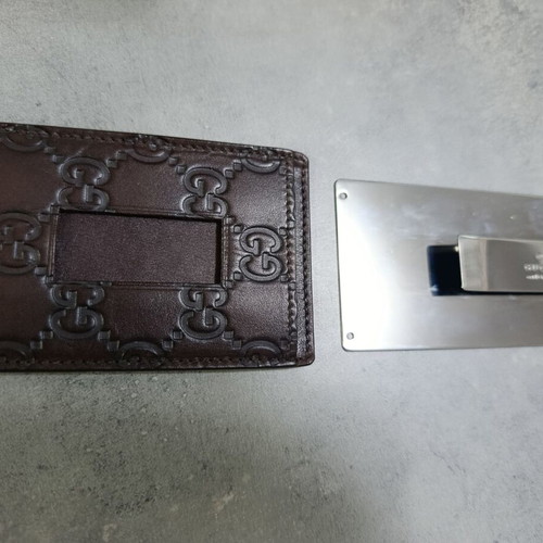 Gucci money clip in brown leather like new with embossed GG logo