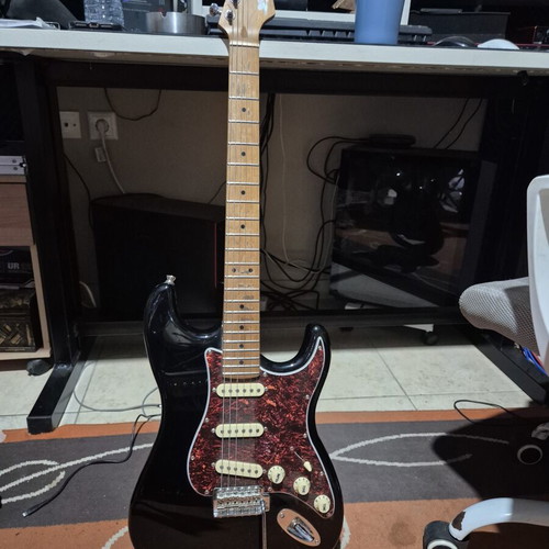 Jet JS-300 Stratocaster Roasted Maple guitar with Marshall 30W amplifier and effects