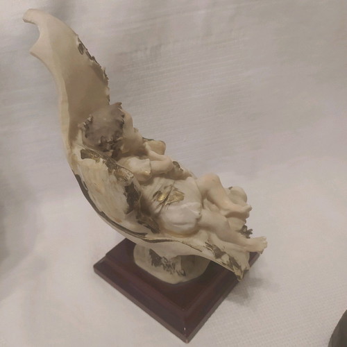Decorative figures like new, Italian porcelain with wooden base