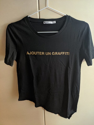 Ασύμμετρο μαύρο t-shirt μεταχειρισμένο με χρυσό τύπωμα στα γαλλικά