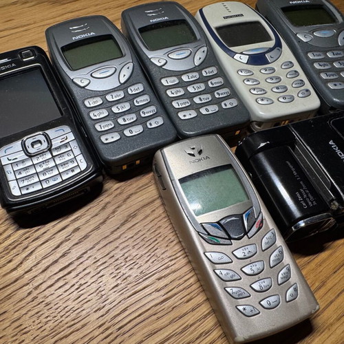 Pack of 7 old Nokia phones without chargers