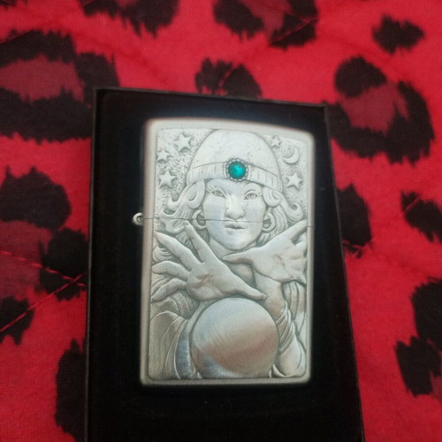 Zippo 2004 με σχέδιο μέντιουμ αναγλυφή, σαν καινούργιο