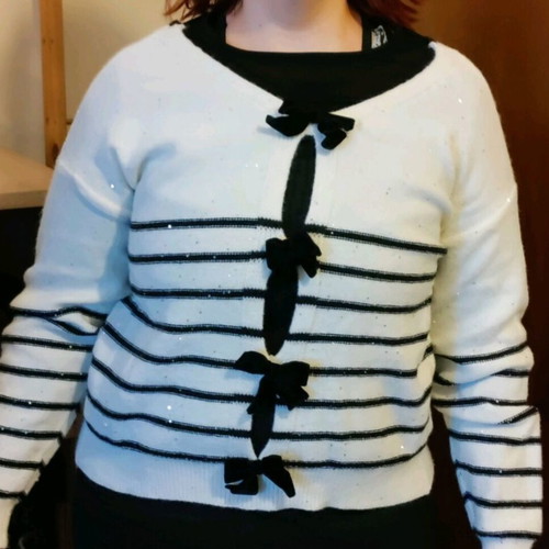 Knitted blouse with bows and silver sequins new, one size