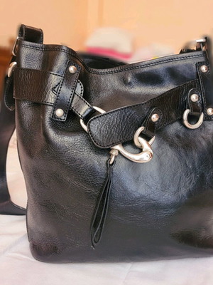 Δερμάτινη τσάντα ώμου μαύρη σε άριστη κατάσταση