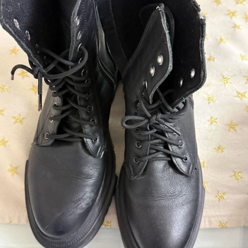 Only women's black boots size 38 like new
