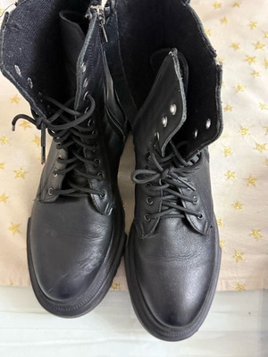 Only women's black boots size 38 like new