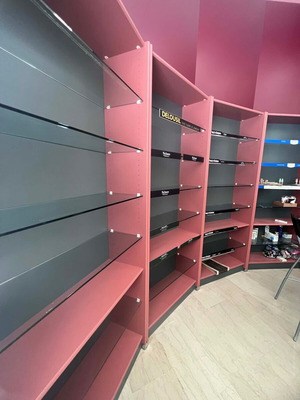 Έπιπλο αποθήκευσης καταστήματος σαν καινούργιο με ξύλινες επιφάνειες και γυάλινα ραφάκια