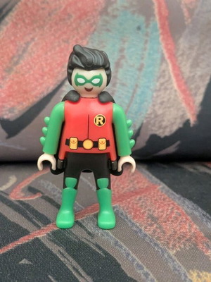 Robin figure from Kinder Surprise 2025 new