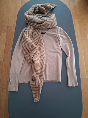 Beige knitted sweater like new with stones and camel scarf set