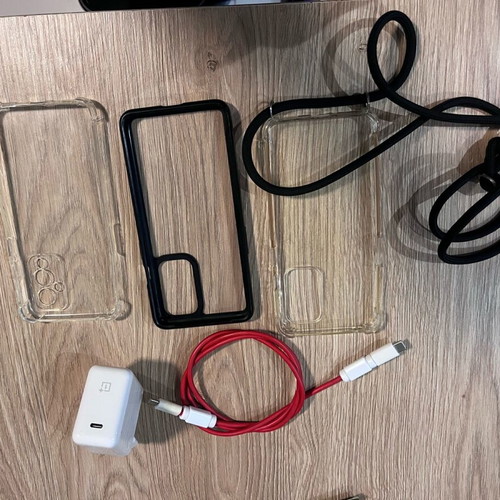 OnePlus 9 blue 8/128 GB like new with 5 cases and original charger