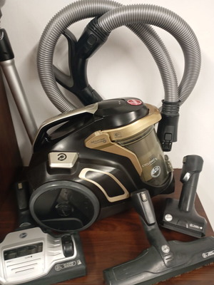 Hoover vacuum cleaner like new, bagless, good working condition