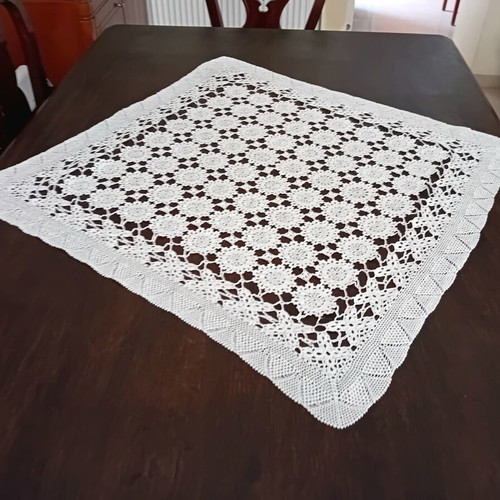 Crochet tablecloth white with daisy pattern like new