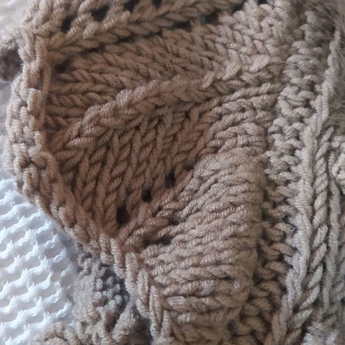 Knitted vest new with fur and strass, size M brown