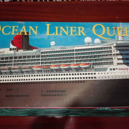 Revell model Queen Mary 2 scale 1:400 like new with paints and brushes
