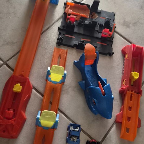 Hot Wheels tracks and cars set