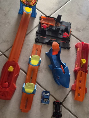 Hot Wheels tracks and cars set