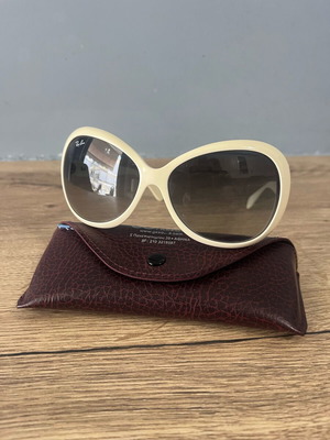 Γυναικεία γυαλιά ηλίου Ray-Ban σαν καινούργια, κομψό κρεμ σχέδιο