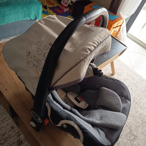 Baby items like new, including Lorelli 2-in-1 stroller and travel crib