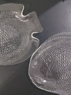 Arcoroc Poisson French plates from the 1980s, like new, set of 2