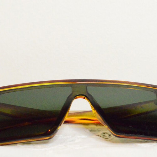 Square sunglasses used yellow and green