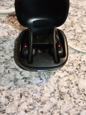 Wireless earbuds like new