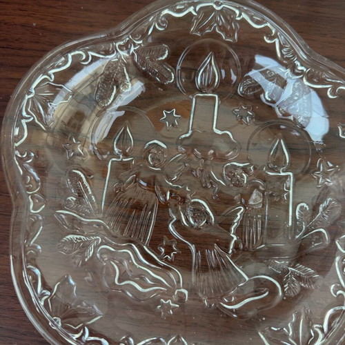 Christmas plates set of 2 like new