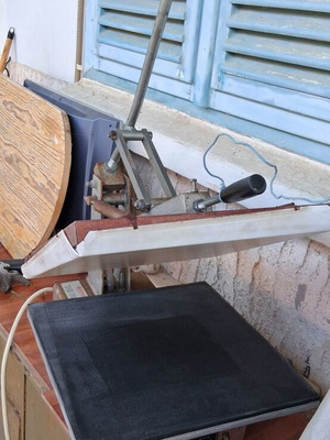 T-shirt stamping press used with slight surface oxidation